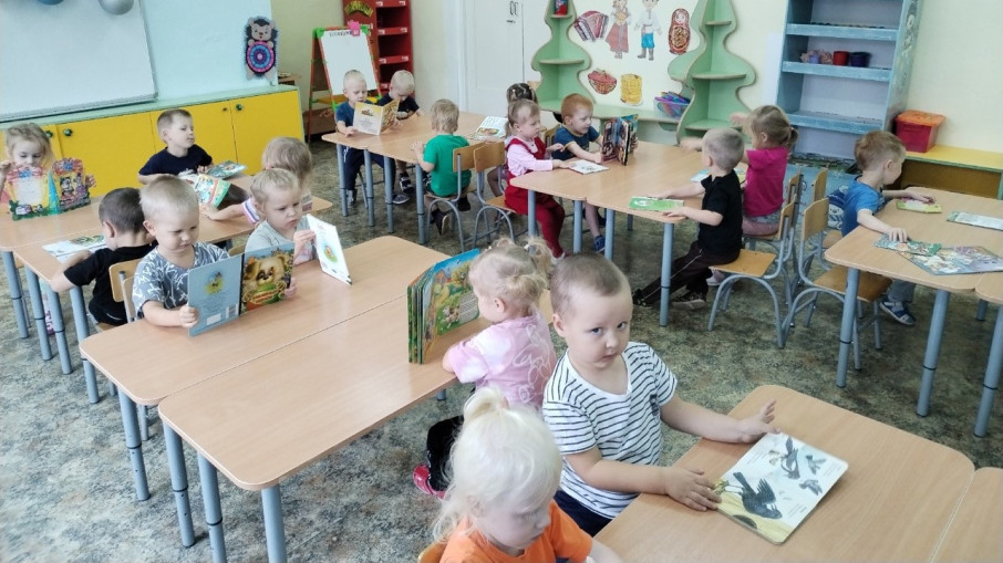 ЛЮБЯТ КНИГИ МАЛЫШИ.